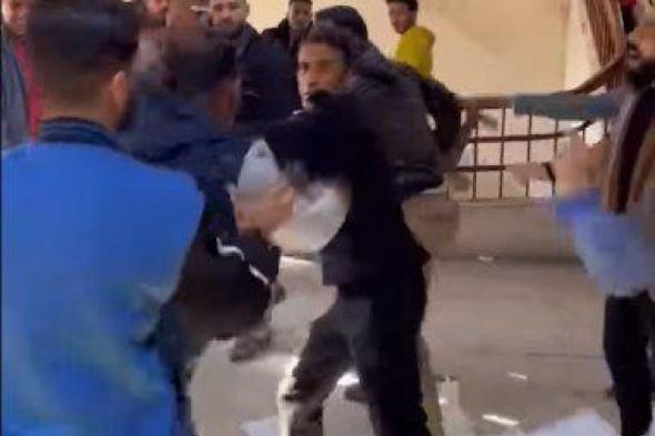 شاهد .. اتفرج بالفيديو.. الاعتداء على الصحفيين أثناء تغطية محاكمة المخرج عمر زهران